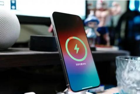 奈曼苹果15换屏服务分享用什么充电器给iPhone15充电更好 